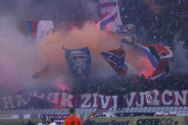 NAVIJAČKA GALERIJA Grozno vrijeme i poluprazni stadioni: Torcida i Boysi izvjesili žestoke poruke