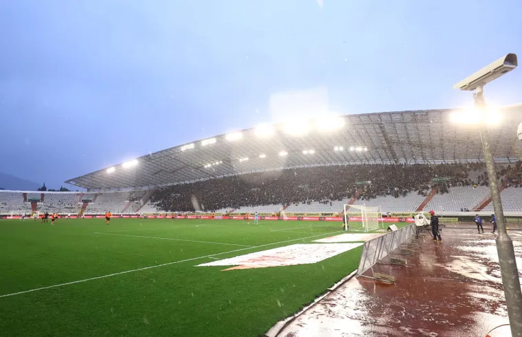 NAVIJAČKA GALERIJA Grozno vrijeme i poluprazni stadioni: Torcida i Boysi izvjesili žestoke poruke