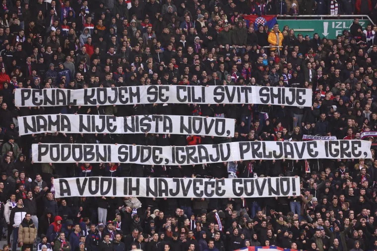 NAVIJAČKA GALERIJA Grozno vrijeme i poluprazni stadioni: Torcida i Boysi izvjesili žestoke poruke