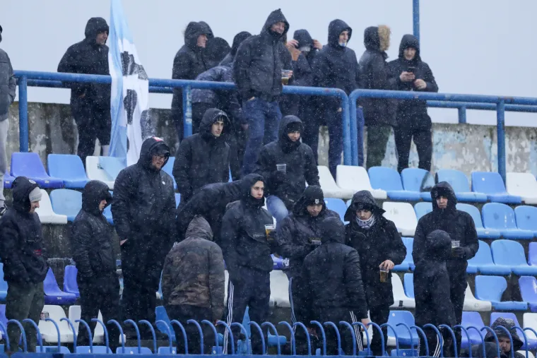 NAVIJAČKA GALERIJA Grozno vrijeme i poluprazni stadioni: Torcida i Boysi izvjesili žestoke poruke