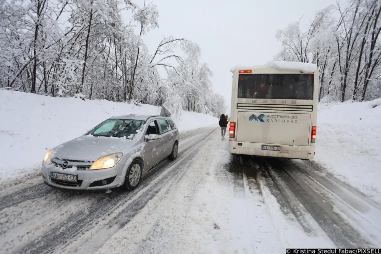 U Karlovcu kaos zbog snijega, ljudi kasnili na posao, u &scaron;kolu, kod liječnika: 'Svi su mogli vidjeti kako funkcioniraju javne službe'