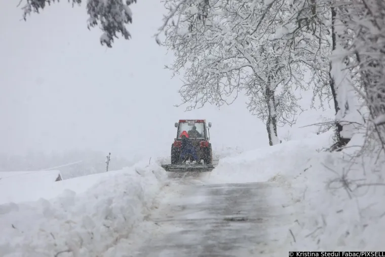 U Karlovcu kaos zbog snijega, ljudi kasnili na posao, u &scaron;kolu, kod liječnika: 'Svi su mogli vidjeti kako funkcioniraju javne službe'