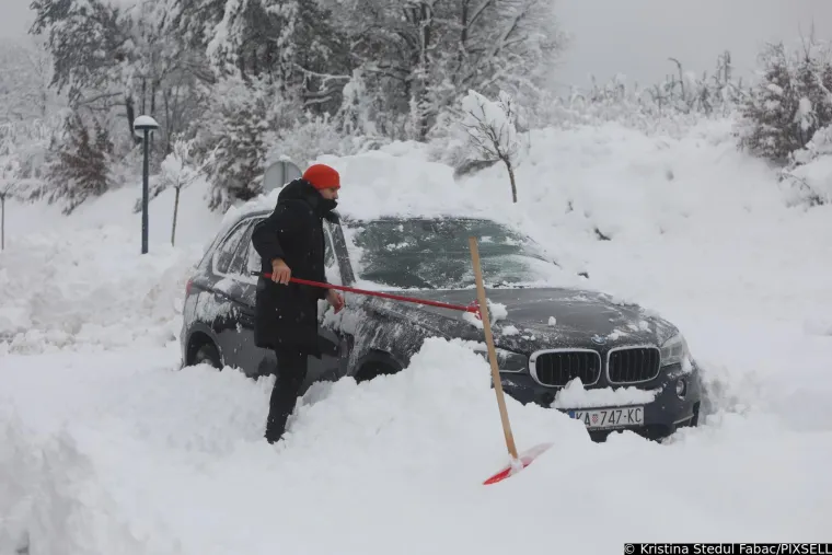 U Karlovcu kaos zbog snijega, ljudi kasnili na posao, u &scaron;kolu, kod liječnika: 'Svi su mogli vidjeti kako funkcioniraju javne službe'