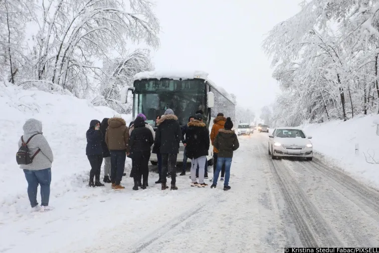 U Karlovcu kaos zbog snijega, ljudi kasnili na posao, u &scaron;kolu, kod liječnika: 'Svi su mogli vidjeti kako funkcioniraju javne službe'