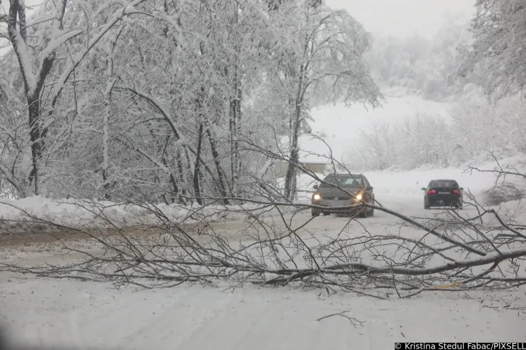 U Karlovcu kaos zbog snijega, ljudi kasnili na posao, u &scaron;kolu, kod liječnika: 'Svi su mogli vidjeti kako funkcioniraju javne službe'