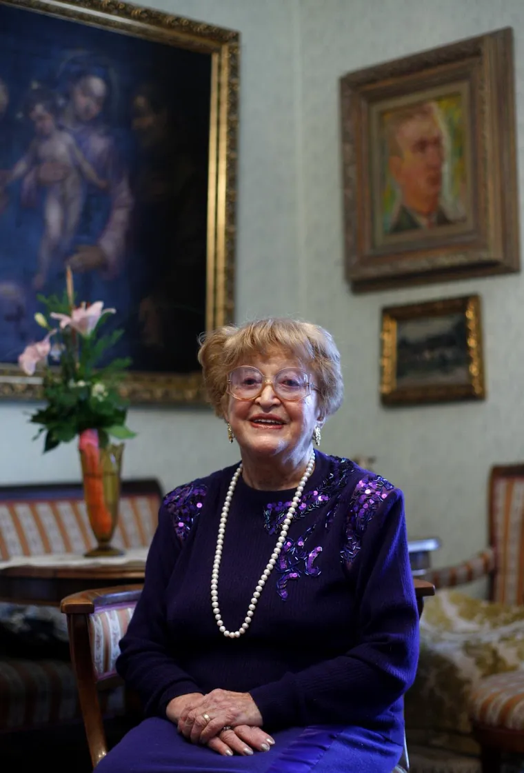 Krajem 1950-ih godina Žuži je prva svoje modele prikazala na revijama u inozemstvu te je tako obišla Europu, Ameriku, Bliski i Daleki Istok. Prva se proslavila u modnom svijetu izvan granica SFR Jugoslavije, a domaći tisak ju je zbog toga prozvao ambasadorom mode. Svoj nadimak je dobila i u inozemnom tisku koji ju je nazivao &apos;najpoznatijom modnom kreatoricom iza Željezne zavjese&apos;.