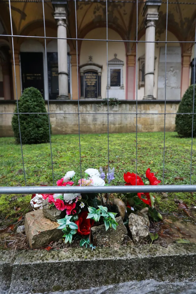 Smatrala je da žena muškarca ne smije pretvarati u parazita, nego da on mora imati dojam da je lovac i da ju je osvojio. &apos;U ljubavi mislite nekad i gornjom glavom, ne samo ‘donjom’. I nemojte mu odmah dati. Neka čeka barem mjesec dana&apos;, isticala je Žuži napominjući kako se svaka slobodna žena mora barem jednom udati, a ako žena ne može naći čovjeka po svojoj mjeri koji će je osvojiti na prvi pogled, neka uzme bilo kojeg i od njega napravi muškarca.