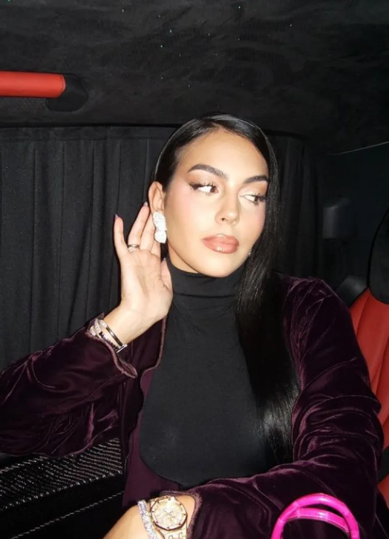 Zabranjen joj je posjet svetim gradovima, poput Meke i Medine te drugim mjestima, no to može učiniti ako dobije dozvolu.