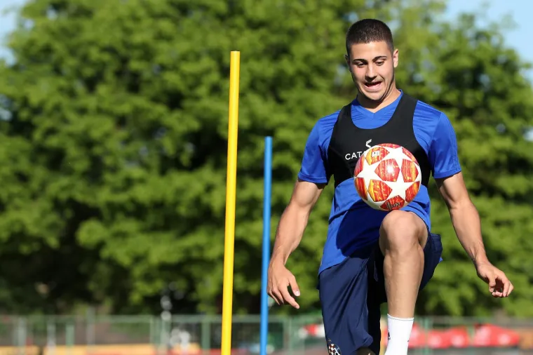  Bili su tu Dinko Horka&scaron;, Marko Đira, Mario Čuže, Bartol Franjić, Leon &Scaron;ipo&scaron;, Josip &Scaron;utalo i Jo&scaron;ko Gvardiol. 
Svaki od tih mladića krio je neosporan nogometni talent, a neki su ga već i realizirali poput Bartola Franjića i Josipa &Scaron;utala, no nitko, ba&scaron; nitko nije vjerovao da će tada golobradi Jo&scaron;ko Gvardiol na svoj 21. rođendan sloviti za jednog od najboljih stopera na planetu.