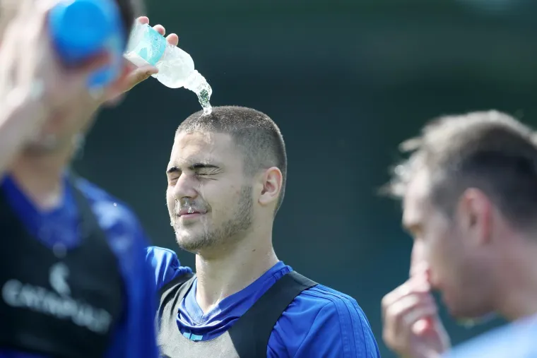 I ne, nisu se Nijemci prevarili. Gvardiol je odmah postao standardan igrač prve momčadi, a uskoro i lider novih Vatrenih koji su se u Kataru ovjenčali brončanom medaljom. Mladi stoper je novo hrvatsko čudo i jedan od ključnih Dalićevih ljudi na putu do epskog uspjeha. 
Sve navedeno lansiralo je njegovu cijenu do neslućenih visina. 