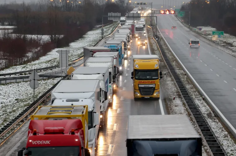 Snijeg uzrokovao kaos u prometu: Gotovo devet kilometara dugačka kolona kamiona prema Bregani