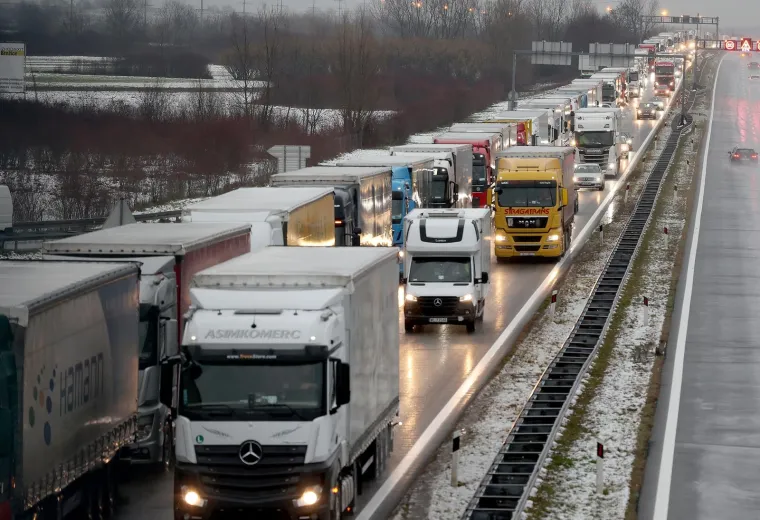 Snijeg uzrokovao kaos u prometu: Gotovo devet kilometara dugačka kolona kamiona prema Bregani