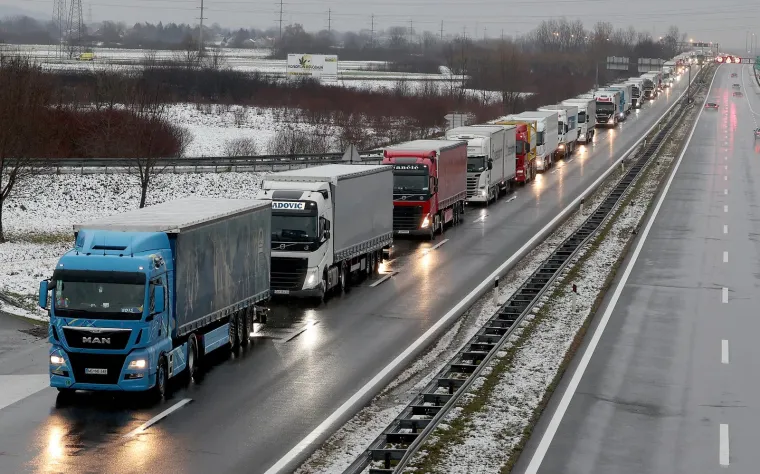 Snijeg uzrokovao kaos u prometu: Gotovo devet kilometara dugačka kolona kamiona prema Bregani