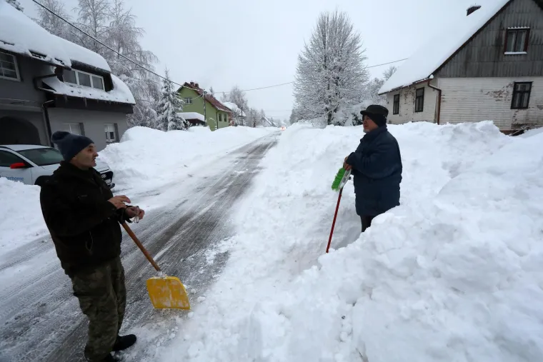 Snijeg uzrokovao kaos u prometu: Gotovo devet kilometara dugačka kolona kamiona prema Bregani
