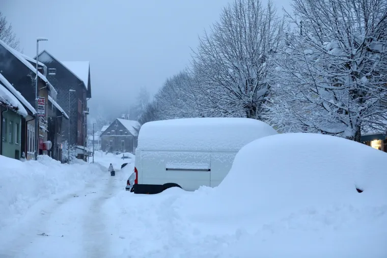 Snijeg uzrokovao kaos u prometu: Gotovo devet kilometara dugačka kolona kamiona prema Bregani