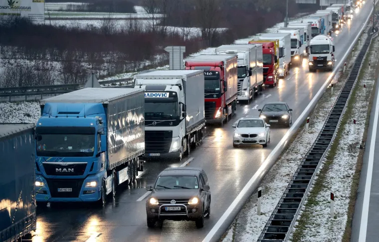 Snijeg uzrokovao kaos u prometu: Gotovo devet kilometara dugačka kolona kamiona prema Bregani