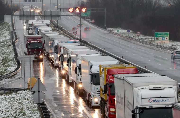 Unatoč Schengenu, kamioni u ponedjeljak stajali pred Breganom. Kolona bila duga devet km