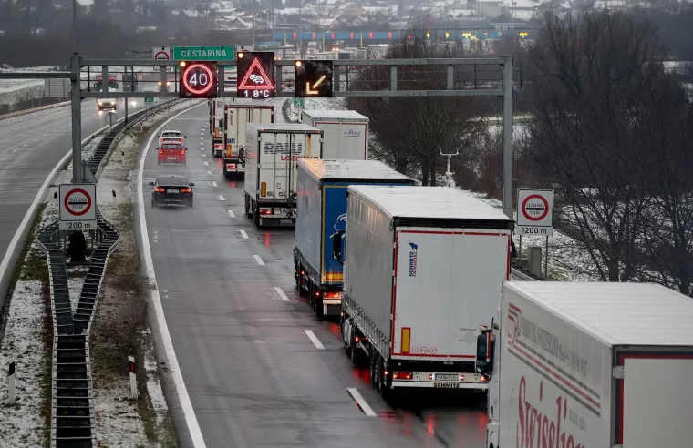 Unatoč Schengenu, kamioni u ponedjeljak stajali pred Breganom. Kolona bila duga devet km