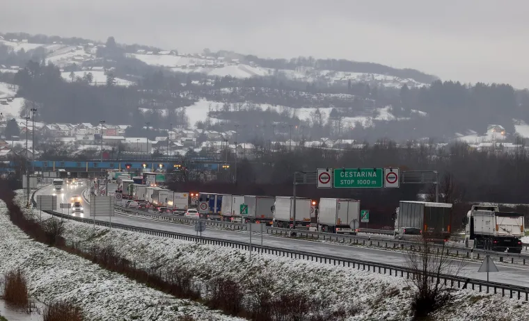 Unatoč Schengenu, kamioni u ponedjeljak stajali pred Breganom. Kolona bila duga devet km