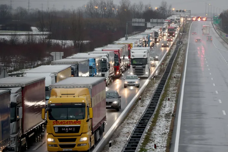 Unatoč Schengenu, kamioni u ponedjeljak stajali pred Breganom. Kolona bila duga devet km