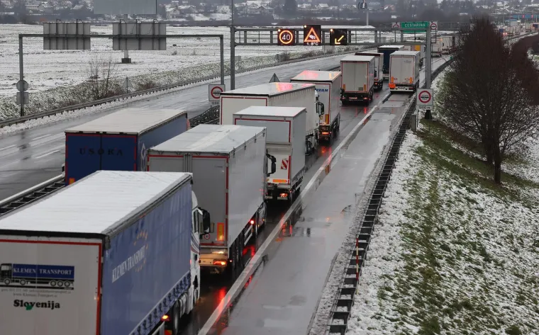 Unatoč Schengenu, kamioni u ponedjeljak stajali pred Breganom. Kolona bila duga devet km