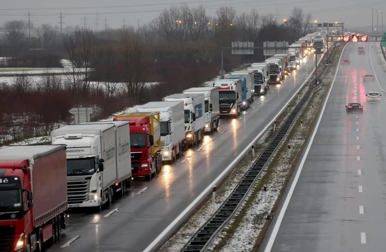 Unatoč Schengenu, kamioni u ponedjeljak stajali pred Breganom. Kolona bila duga devet km