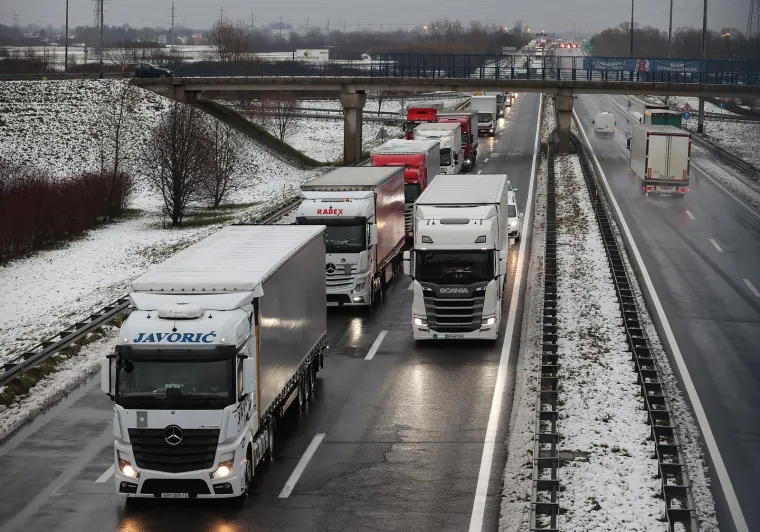 Unatoč Schengenu, kamioni u ponedjeljak stajali pred Breganom. Kolona bila duga devet km