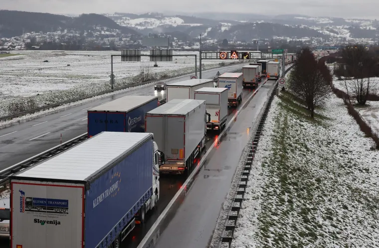 Unatoč Schengenu, kamioni u ponedjeljak stajali pred Breganom. Kolona bila duga devet km