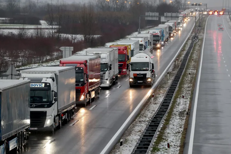 Unatoč Schengenu, kamioni u ponedjeljak stajali pred Breganom. Kolona bila duga devet km