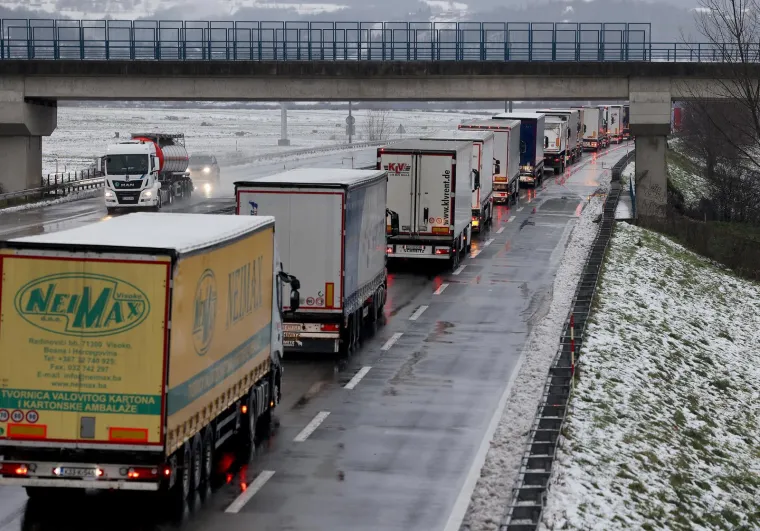 Unatoč Schengenu, kamioni u ponedjeljak stajali pred Breganom. Kolona bila duga devet km