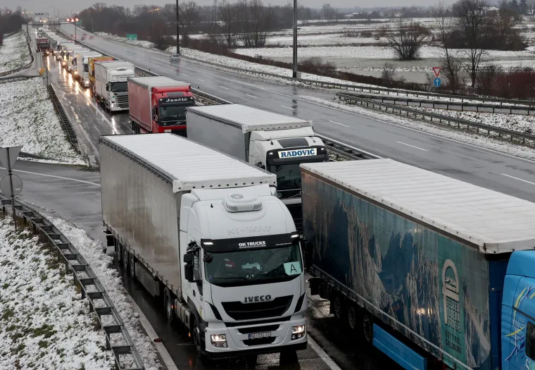 Unatoč Schengenu, kamioni u ponedjeljak stajali pred Breganom. Kolona bila duga devet km