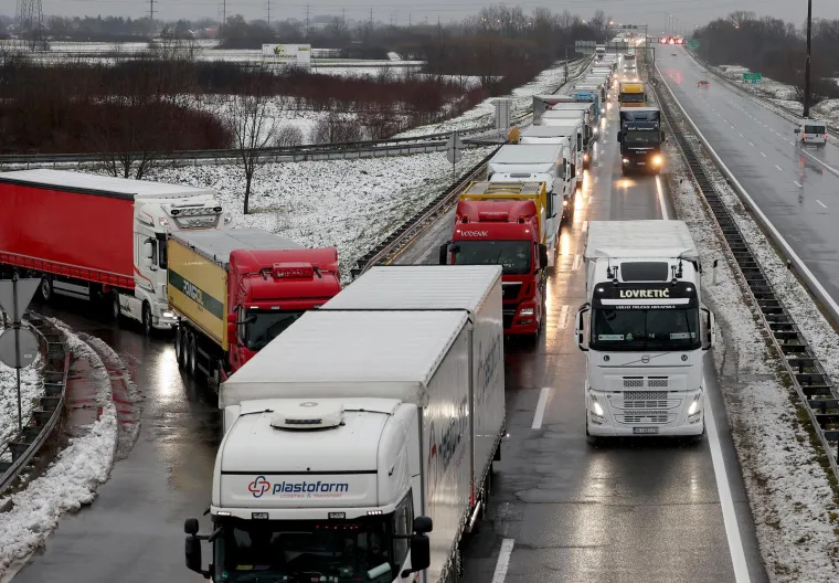 Unatoč Schengenu, kamioni u ponedjeljak stajali pred Breganom. Kolona bila duga devet km