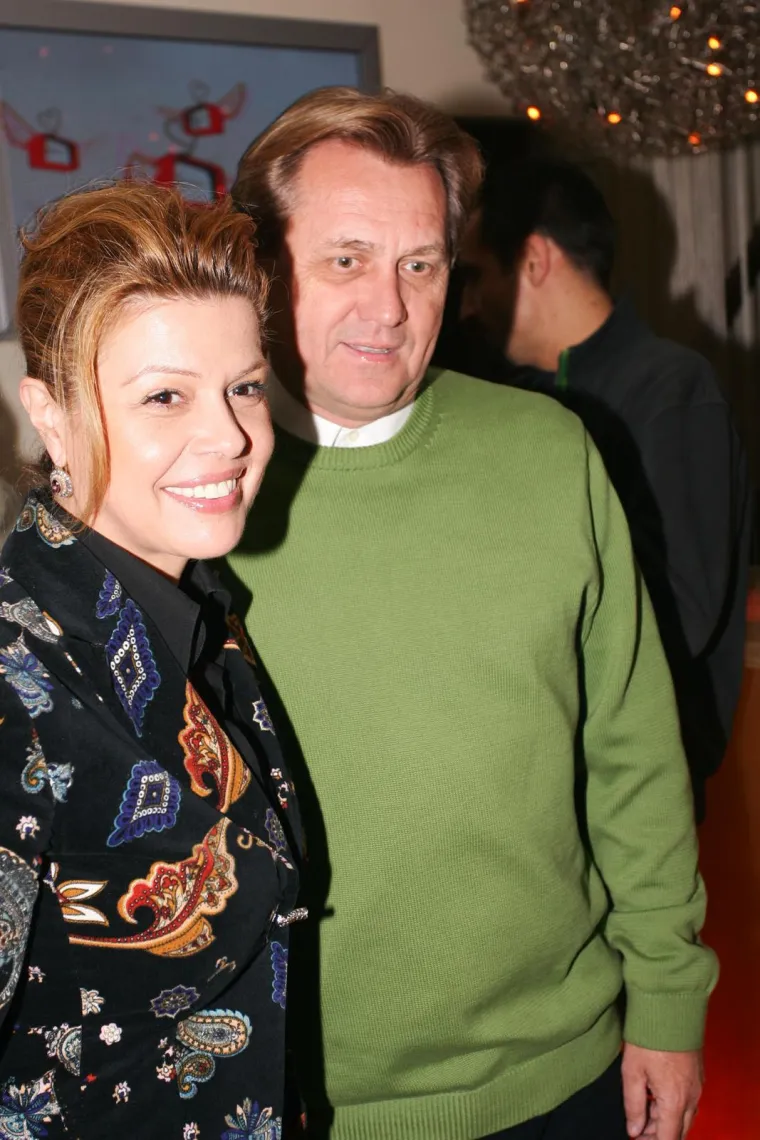 Zatim je sreću pokušala pronaći s poduzetnikom Željkom Žnidarićem, a par se vjenčao 2004. godine. No, ni taj brak nije potrajao. Mia i Željko razveli su se 2010. godine, nakon čega su započela prepucavanja i borba za imovinu.
