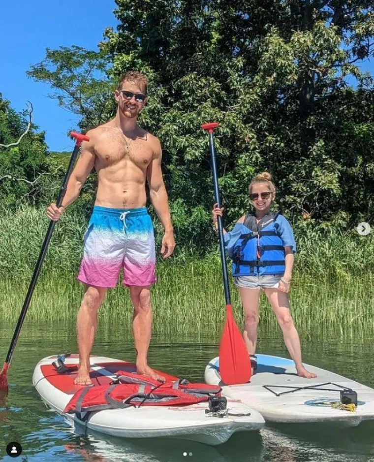 &quot;Vrlo je važno zapamtiti da je Shauna zapanjujuća 23-godišnja žena s invaliditetom&quot;, objasnio je. &quot;Dakle, dok gradite vezu s njom, važno je priznati njen invaliditet i gledati dalje od njega te bazirati odnos na tome kakva je ona kao osoba. Kad kažete da ona ne može imati ljubavnu vezu u stvarnom svijetu, dehumanizirate je. Ona je ljudsko biće. Ona zaslužuje imati odnose i veze s kim god želi.&quot;