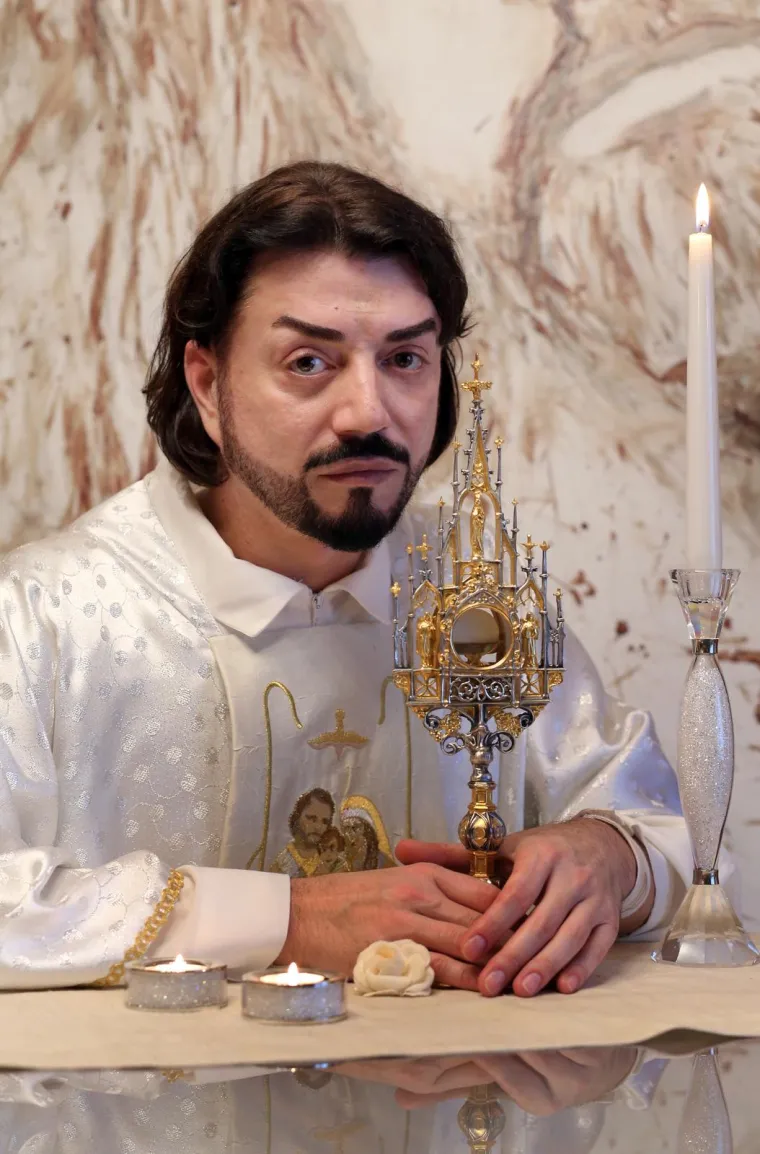 U knjizi Dunje Ujević ‘’Zlatko Sudac - razgovori’ karizmatični svećenik iskreno je progovorio o sebi. Rekao je da se dugo ljutio na roditelje jer su 70-ih otišli raditi u Njemačku. Imao je seksualna iskustva, pio alkohol, probao marihuanu. Opisao je i trenutak kada je lebdio. “Svijetlio sam kao žarulja. Počelo me dizati u zrak”, rekao je.
