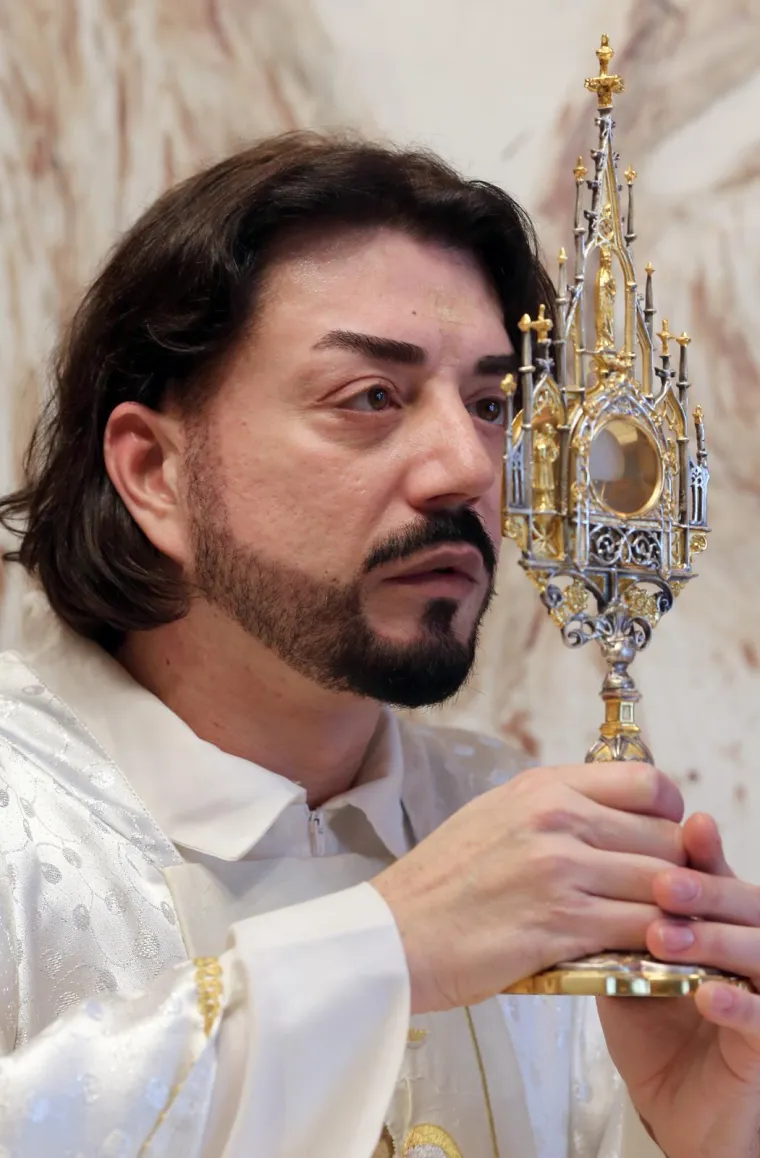 Posebno je kritičan Zlatko bio prema svojim kolegama svećenicima koji u Crkvu nisu došli zbog Isusa, nego samo da bi se dobro “uhljebili”: “I mi smo se jako razočarali kada smo ušli u crkvene krugove, jer smo vidjeli razliku između onih koji su se htjeli uhljebiti i onih koji su doista žrtvovali poradi Crkve.” 