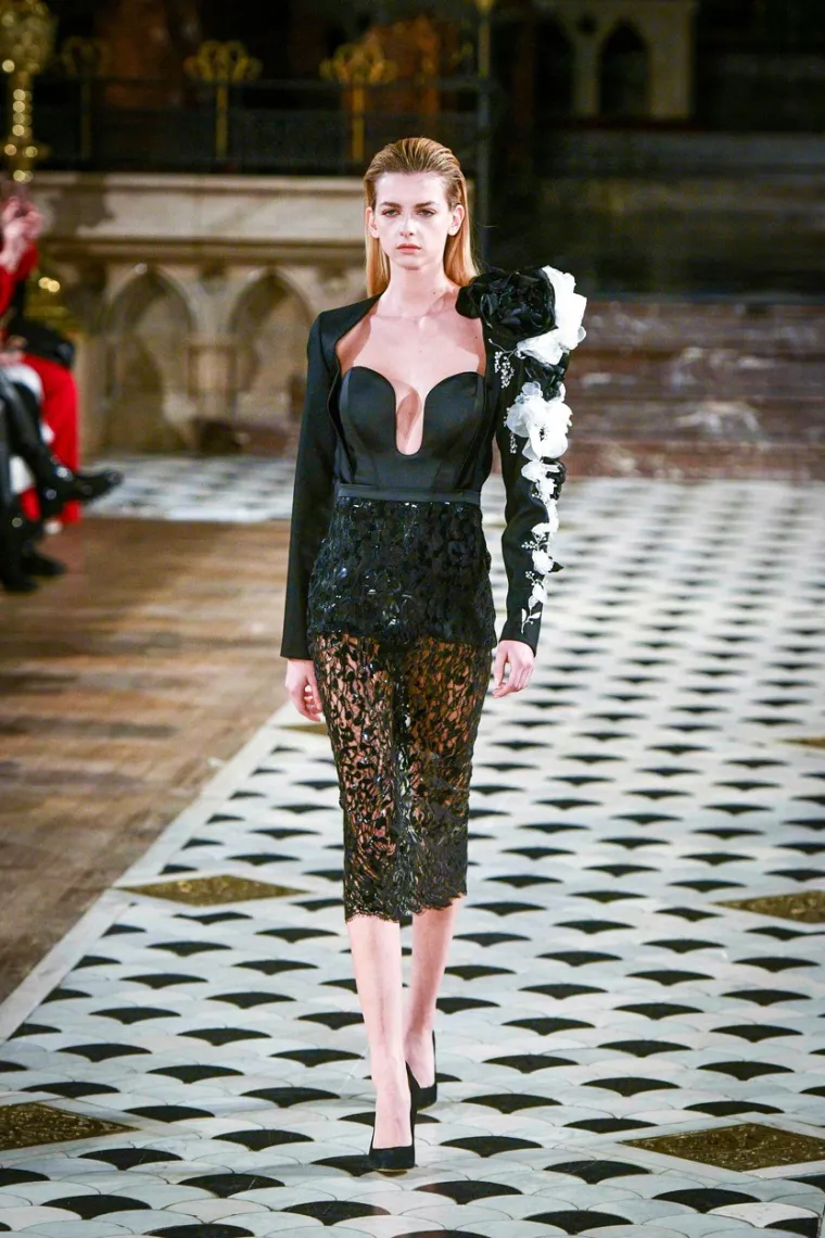 Donje rublje ispod prozirnih haljina? Ne dolazi u obzir! Manekenke pokazale svoje draži u nikad izazovnijim kreacijama