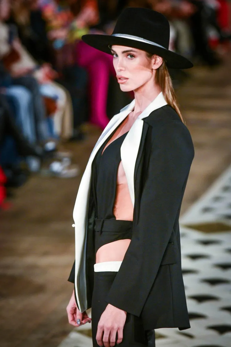 Donje rublje ispod prozirnih haljina? Ne dolazi u obzir! Manekenke pokazale svoje draži u nikad izazovnijim kreacijama