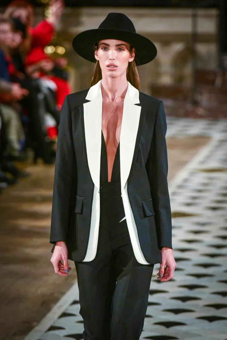 Donje rublje ispod prozirnih haljina? Ne dolazi u obzir! Manekenke pokazale svoje draži u nikad izazovnijim kreacijama