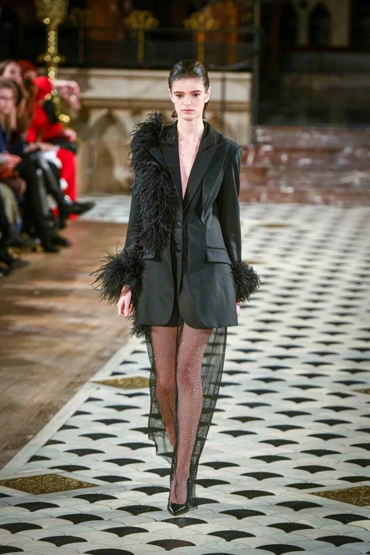 Donje rublje ispod prozirnih haljina? Ne dolazi u obzir! Manekenke pokazale svoje draži u nikad izazovnijim kreacijama