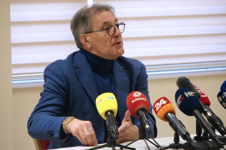 U vrijeme dok je Jelena navodno bila Mamićeva tajnica, tada se nije ni pretpostavljalo da su u vezi budući da je on još uvijek u zakonskom braku s Marinom Mamić s kojom ima dvije kćeri – Ivu i Luciju dok iz prvog braka ima sina Marija. U to vrijeme, Jelena i Marina su zajedno viđane na kavama.