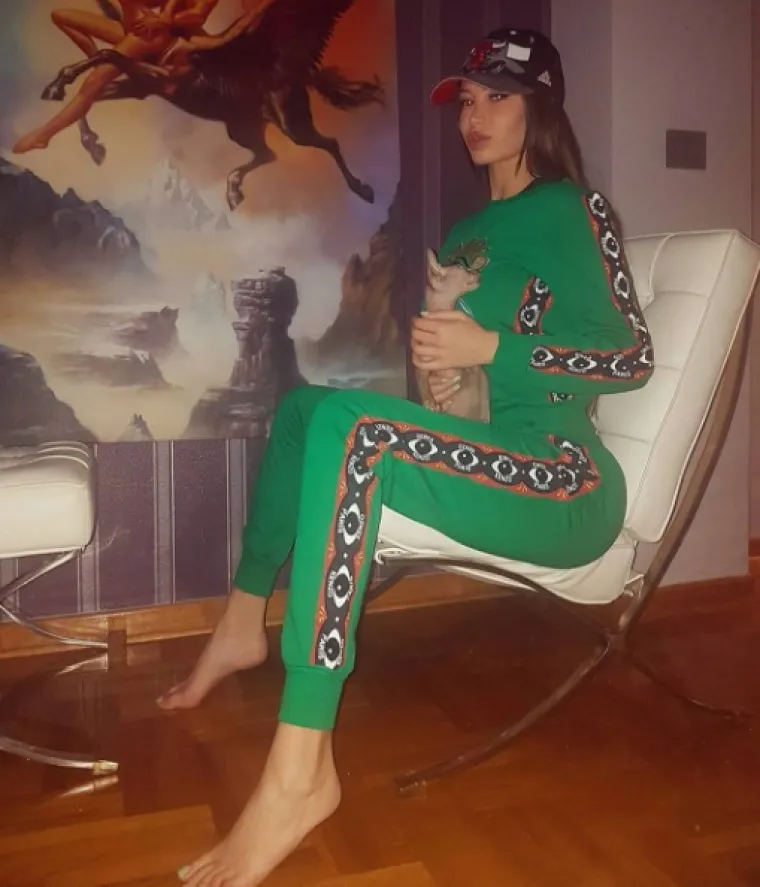 Soraja je odrastala bez oca, a kako je majka nije mogla uzdržavati, djetinjstvo je provela kod udomitelja i u &quot;Domu za djecu bez roditeljske skrbi&quot;. 