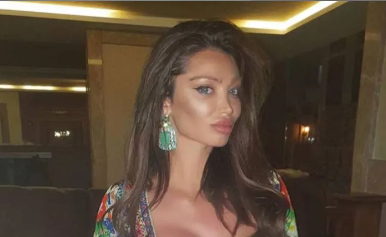 Njezin partner navodno je biznismen koji ne podnosi svjetla reflektora pa se starleta ‘primirila’ i trudnoću održava daleko od očiju znatiželjne javnosti.