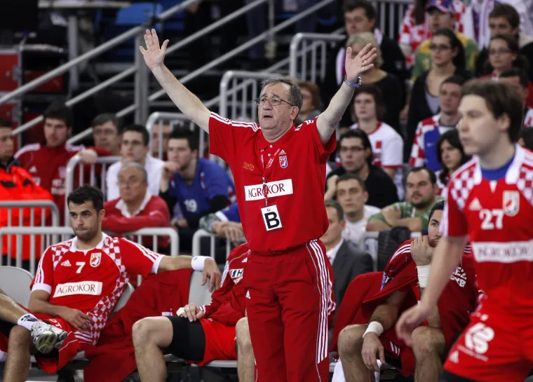Lino Červar prvi puta na klupu reprezentacije sjeo je 2002. godine i bio je izbornik za vrijeme najvećih uspjeha. Osvojio je svjetsko i olimpijsko zlato i na svakom prvenstvu bio jedan od favorita za osvajanje zlata. Reprezentaciju je u prvom mandatu vodio do 2010. godine.