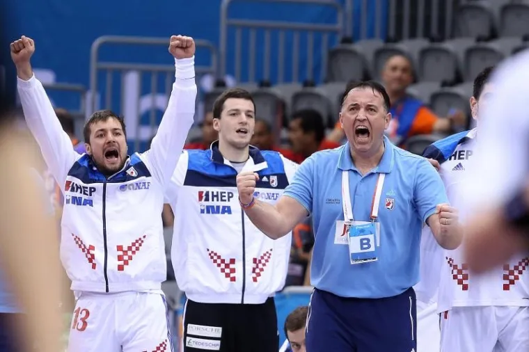 Slavko Goluža naslijedio je Linu Červara na klupi reprezentacije koju je vodio od 2010. do 2015. godine. S reprezentacijom je kao izbornik osvojio tri brončane medalje.