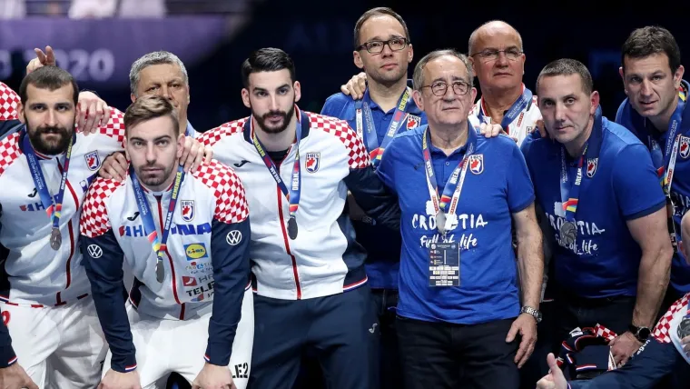 Lino Červar sjeo je na klupu reprezentacije po drugi puta 2017. godine. Osvojio je srebro na Europskom prvenstvu 2020. godine. 