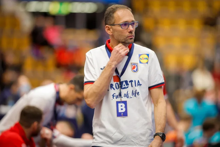 Hrvoje Horvat postao je izbornikom 2021 godine kada je zamijenio Linu Červara kojem je bio pomočni trener. Horvat nije zabilježio nikakav uspjeh na klupi reprezentacije i sve je izglednija njegova smjena