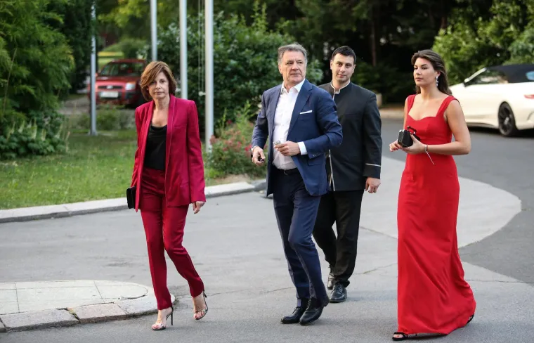 Tada se nije ni pretpostavljalo da su u vezi budući da je on još uvijek u zakonskom braku s Marinom Mamić s kojom ima dvije kćeri – Ivu i Luciju. U to vrijeme, Jelena i Marina su navodno viđene kako zajedno piju kavu u kafiću. &quot;Koliko znam nije se rastao. Žena šeta po Međugorju, a on je preselio u Ljubuški&quot;, ispričao je izvor za Dnevno.hr.