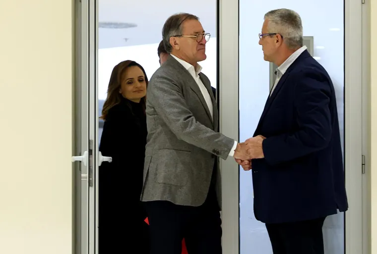 Naime, kako piše Espreso, Mamić je ovog ljeta počeo ulagati milijune u solarnu energiju, odnosno posao koji vodi njegova kćerka Iva (24). Profili Lucije i Ive na društvenim mrežama zatvoreni su za javnost, a fotografi su sestre uspjeli snimiti 2017. godine ispred zagrebačke bolnice Sv. Duh gdje je Zdravko ležao nakon ranjavanja u blizini Tomislavgrada.