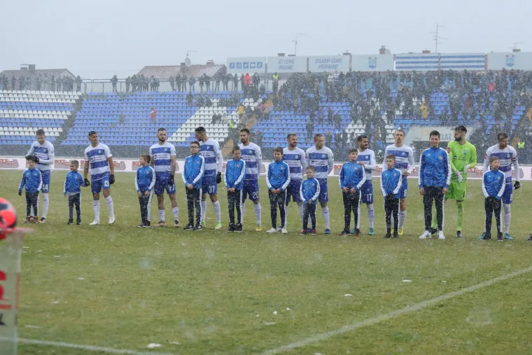 4. Osijek je prodajom Ivušića prije koji dan pao na četvrtu poziciju s vrijednošću momčadi od 19.26 milijuna. Prema Transfermarktu imaju najmanje igrača pod ugovorom među prvoligašima (24), a istovremeno su i najstarija momčad s prosjekom godina od 26.2 godine. 